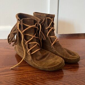 Minnetonka Brown Suede Fringe Moccasin Boots